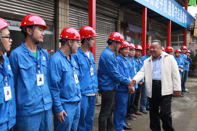 中國(guó)五冶集團(tuán)董事長(zhǎng)、黨委書(shū)記程并強(qiáng)與項(xiàng)目部員工親切握手致意，祝大家節(jié)日快樂(lè)。